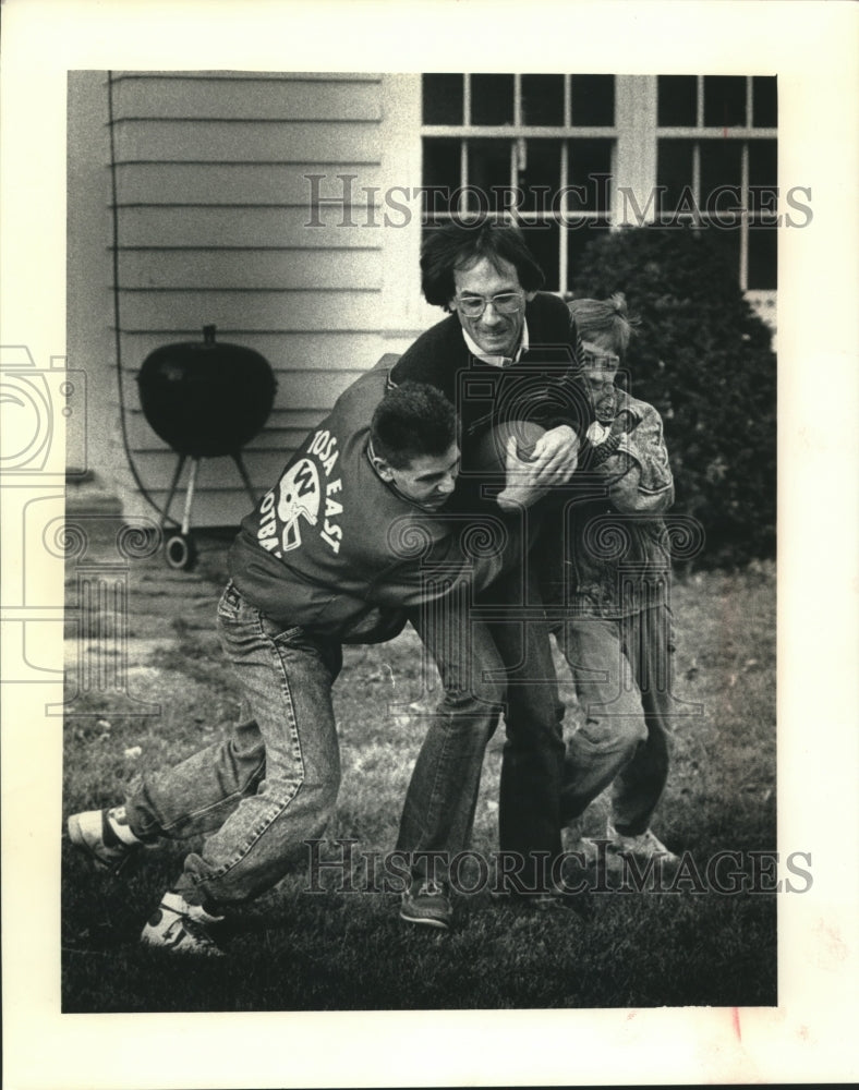 1990 Press Photo Joe Vitrano and sons play football in their backyard - Historic Images