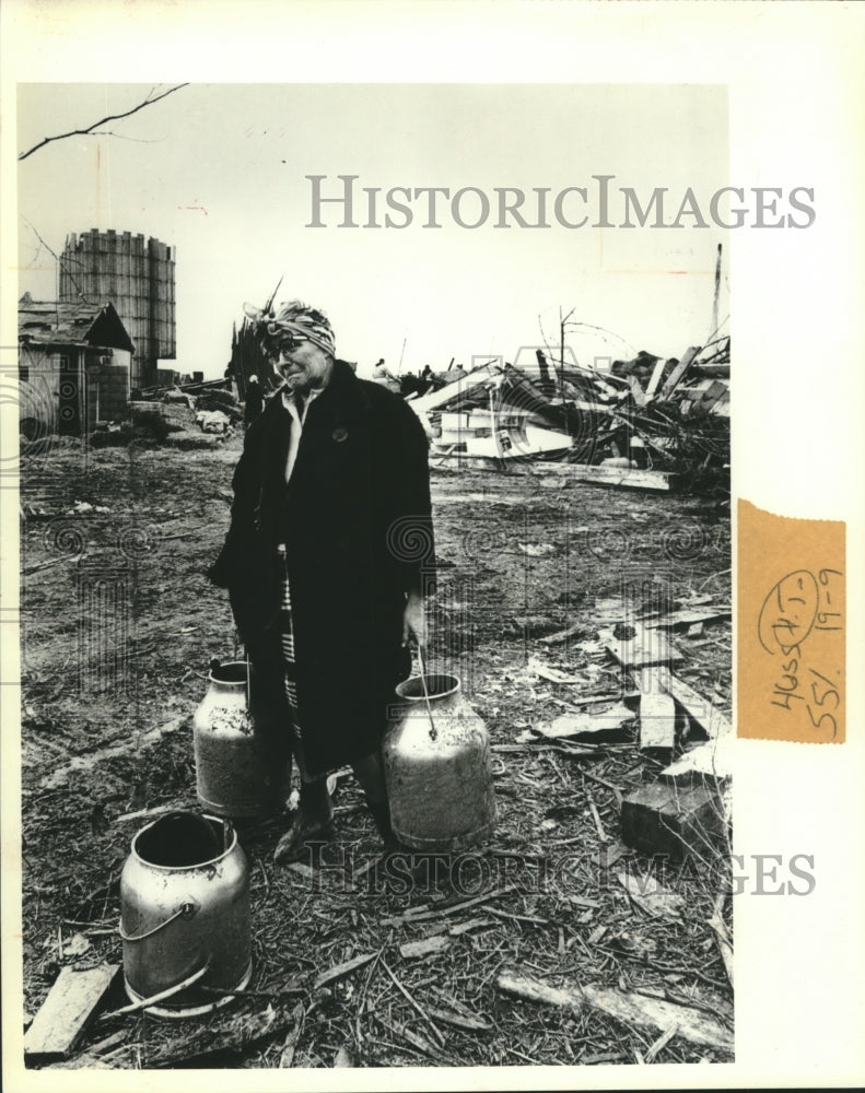 1965 Press Photo Mrs. Leonard Ostreich weeps on Jefferson County family farm - Historic Images