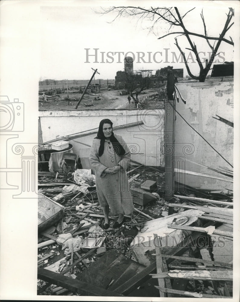 1985 Press Photo Mrs. Carl Geneman stands in home wreckage near Watertown - Historic Images