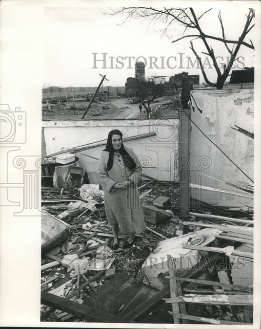 1985 Press Photo Mrs. Carl Geneman stands in home wreckage near Watertown - Historic Images