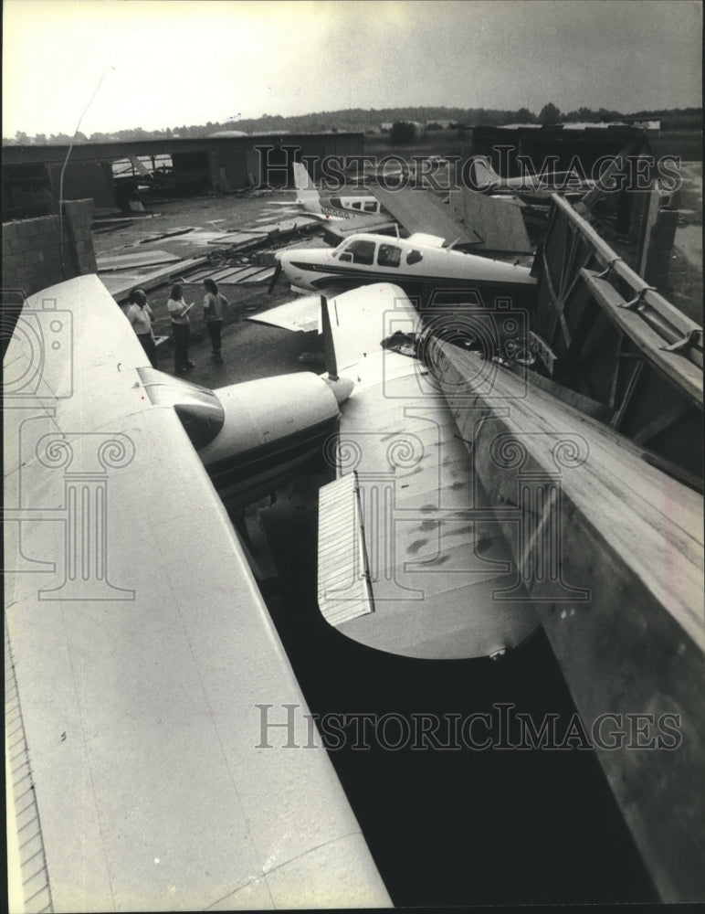 1980 Press Photo Storm damage to planes and buildings at Waukesha County Airport - Historic Images