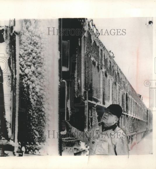 1959 Press Photo George M. Corcoran, engineer of North Western road train - Historic Images