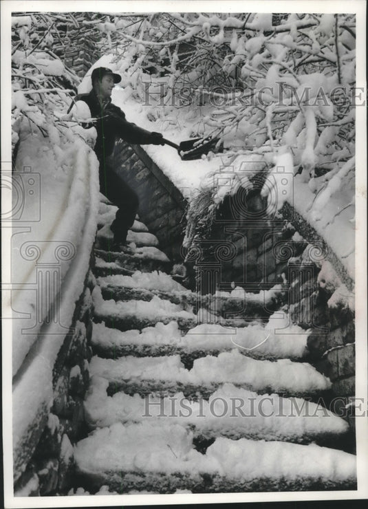 1960 Press Photo Louis J. Guilliani shoveling snow, Milwaukee - mjb98221 - Historic Images