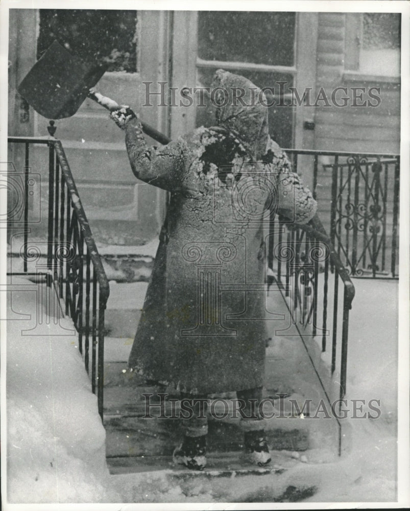 1960 Press Photo Betty Kapal shoveled front porch of her Milwaukee home - Historic Images