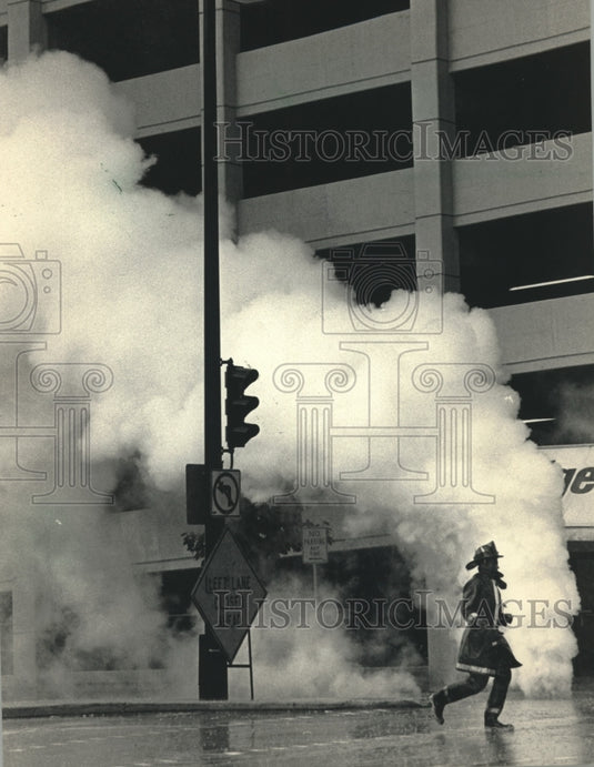 1987 Press Photo Steam rose as rain water hit underground steam pipes-Milwaukee - Historic Images