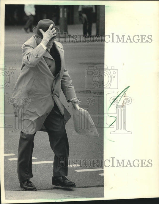 1984 Press Photo High winds hindered walking in Milwaukee and caused damage - Historic Images
