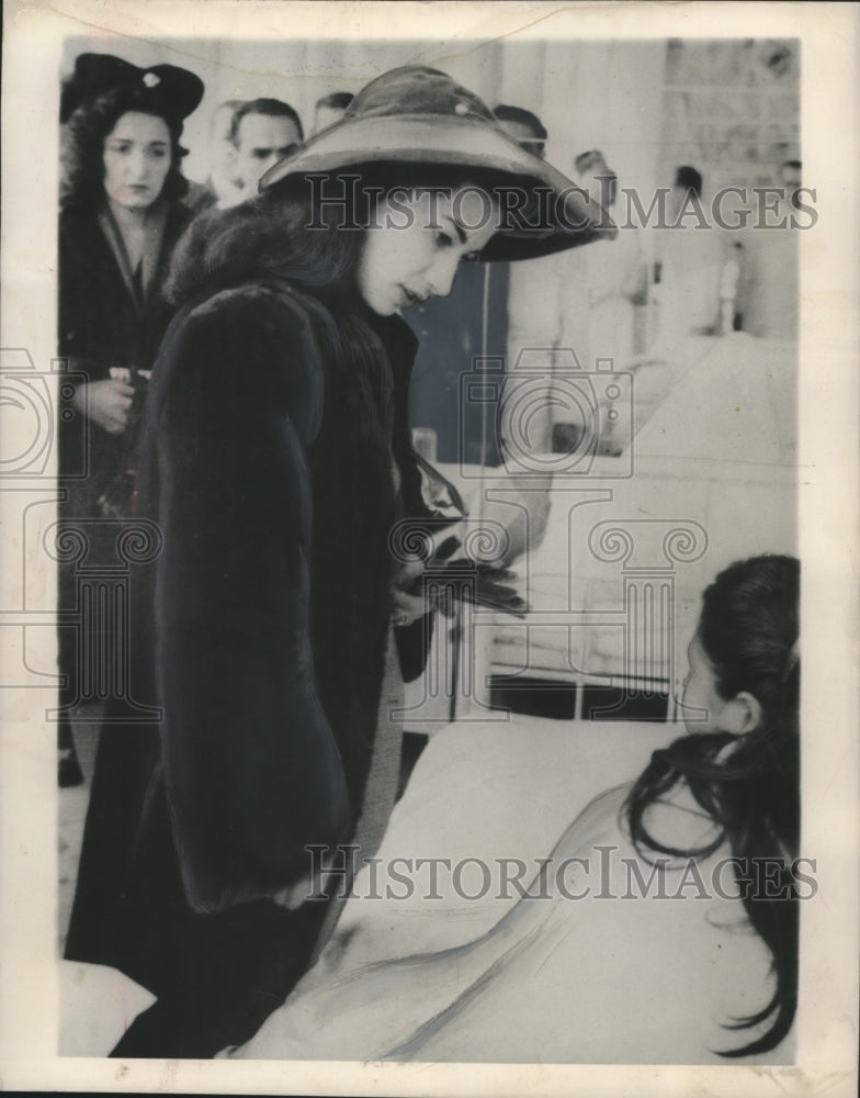 1950 Press Photo Princess Ashraf, twin sister of Iran&#39;s shah, visits a hospital. - Historic Images