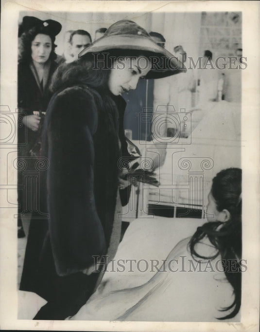1950 Press Photo Princess Ashraf, twin sister of Iran's shah, visits a hospital. - Historic Images