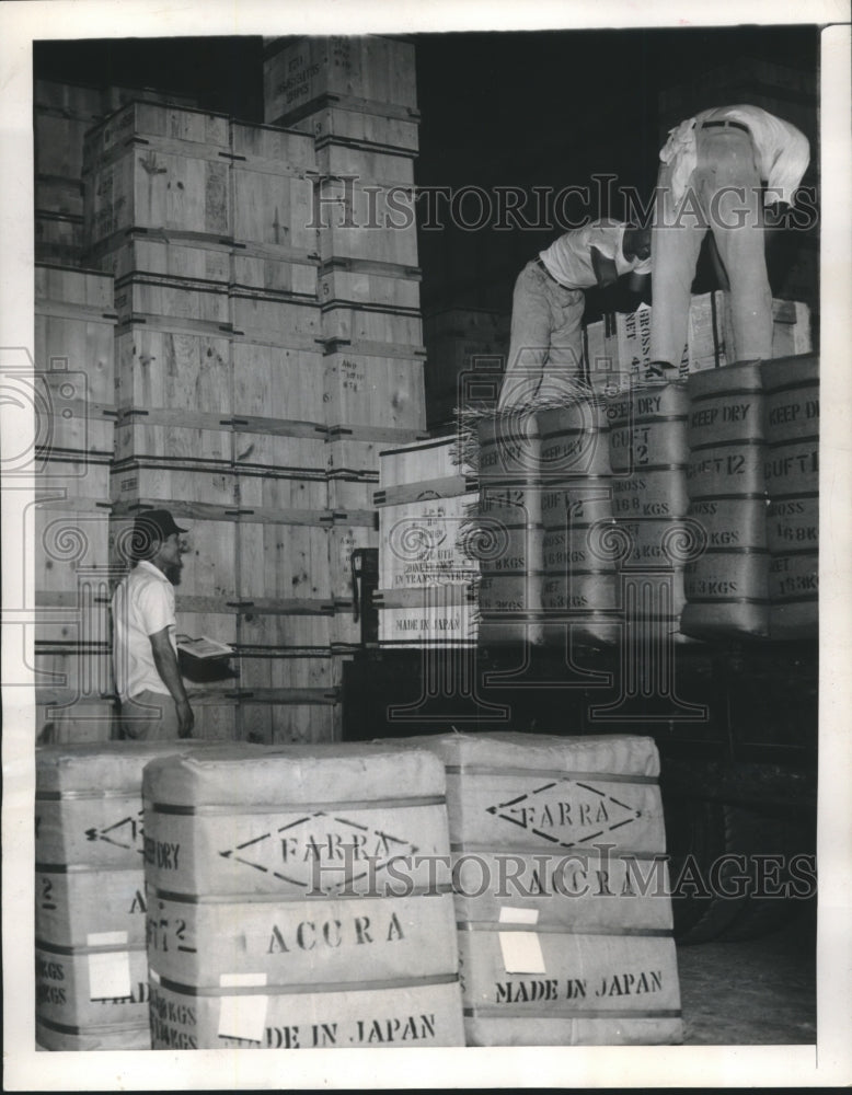 1956 Press Photo Truck is loaded with exports in Kobe, near harbor in Japan - Historic Images