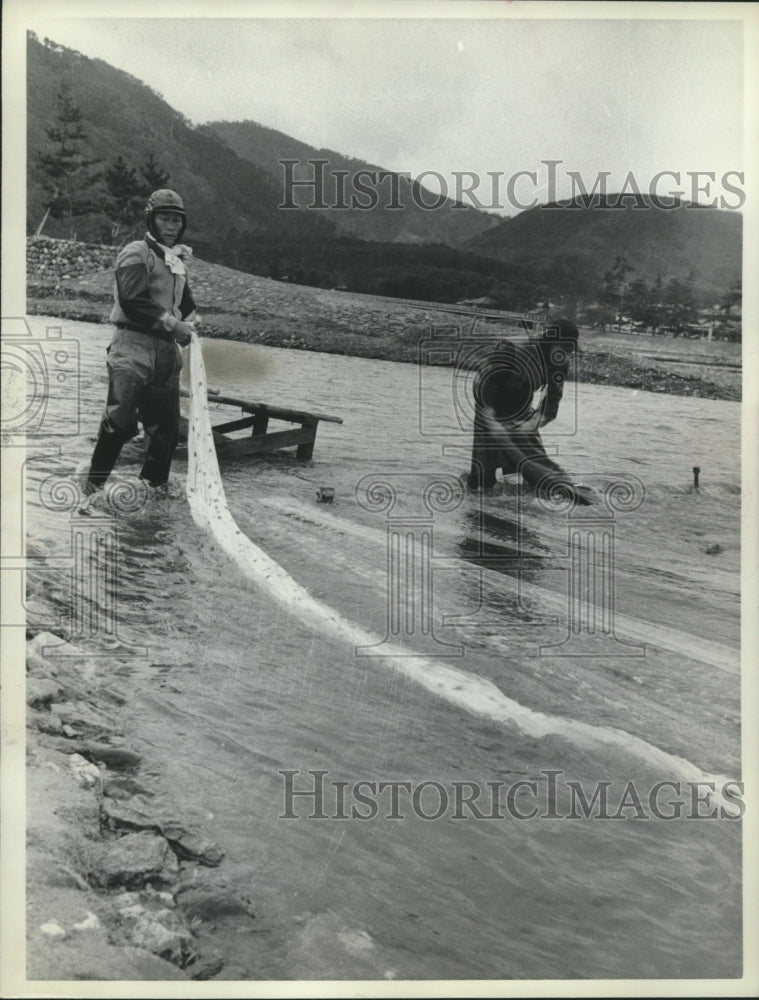 1962 Press Photo A method of dyeing silk cloth dates back to the fifth century.-Historic Images