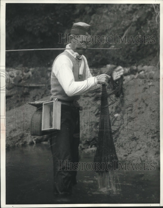 1983 Press Photo Spear fisherman uses a net to hunt ayu. - mjb98323 - Historic Images