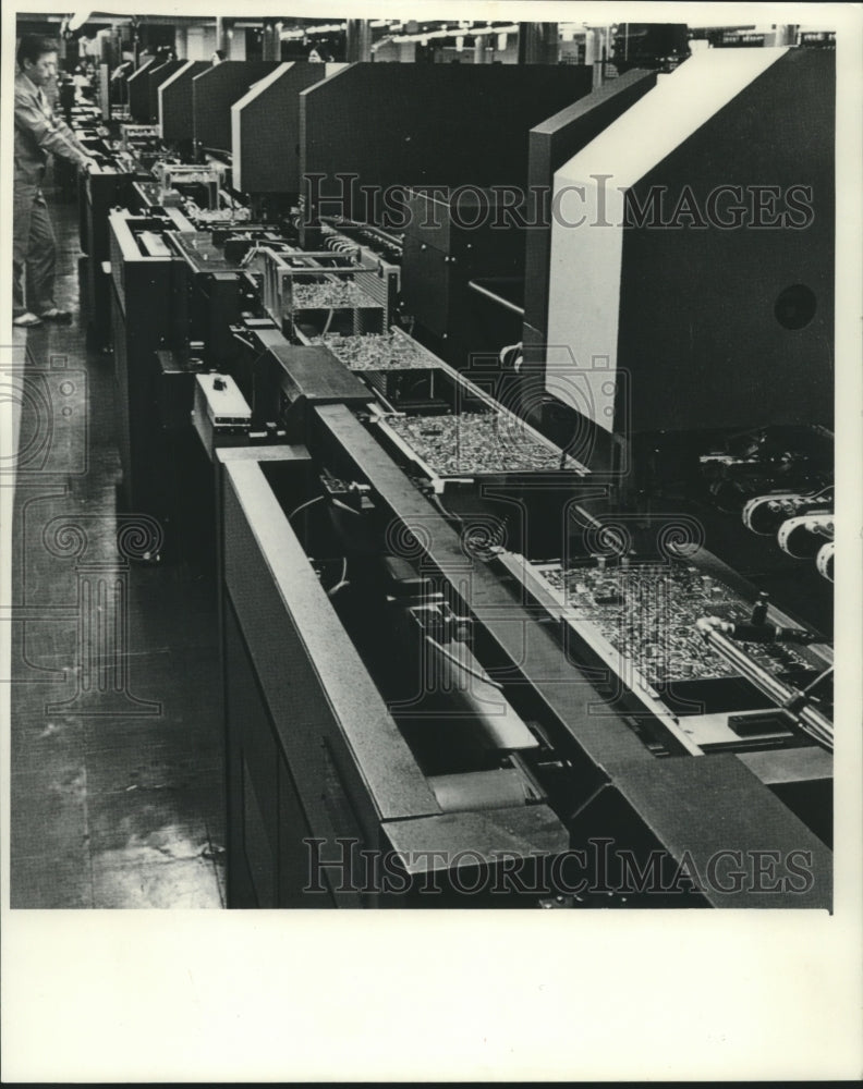 1977 Press Photo Component insertion equipment at Matsushita television factory. - Historic Images