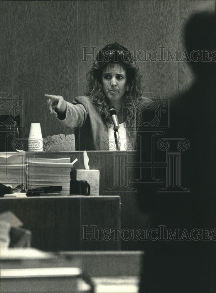 1993 Press Photo Vicki Parr points at David Stokes as the shooter of her husband - Historic Images