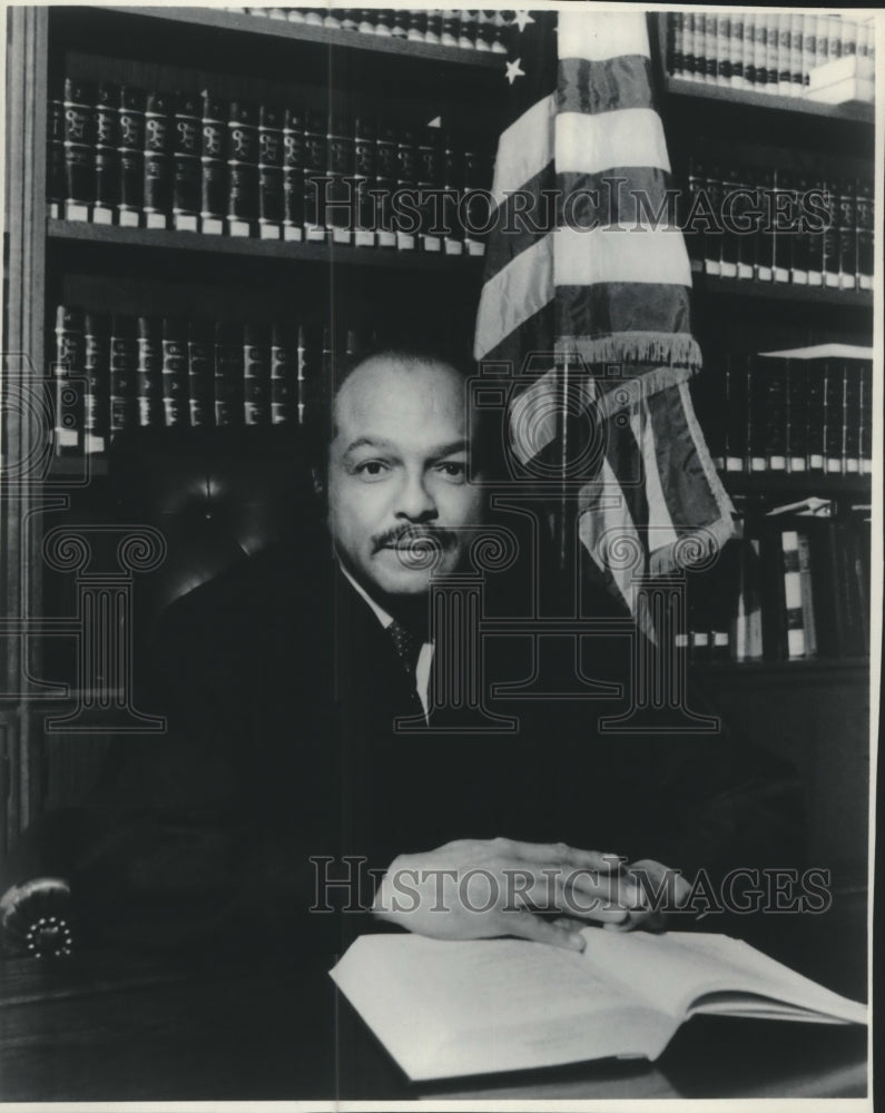 1984 Press Photo Carl Stokes, first Black elected to all branches of government - Historic Images