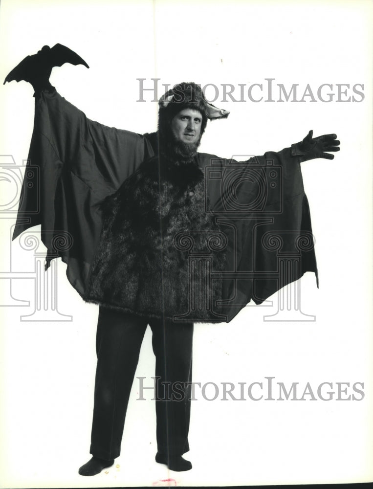 1990 Press Photo Animal expert David Stokes dressed up like a bat - mjb98353 - Historic Images