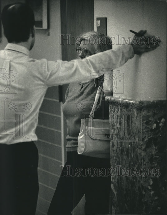 1992 Press Photo Mariene Stokes talks to reporter at Waukesha County Courthouse - Historic Images