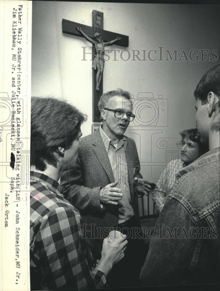 1985 Press Photo Father Wally Stohrer talked with Marquette University students - Historic Images
