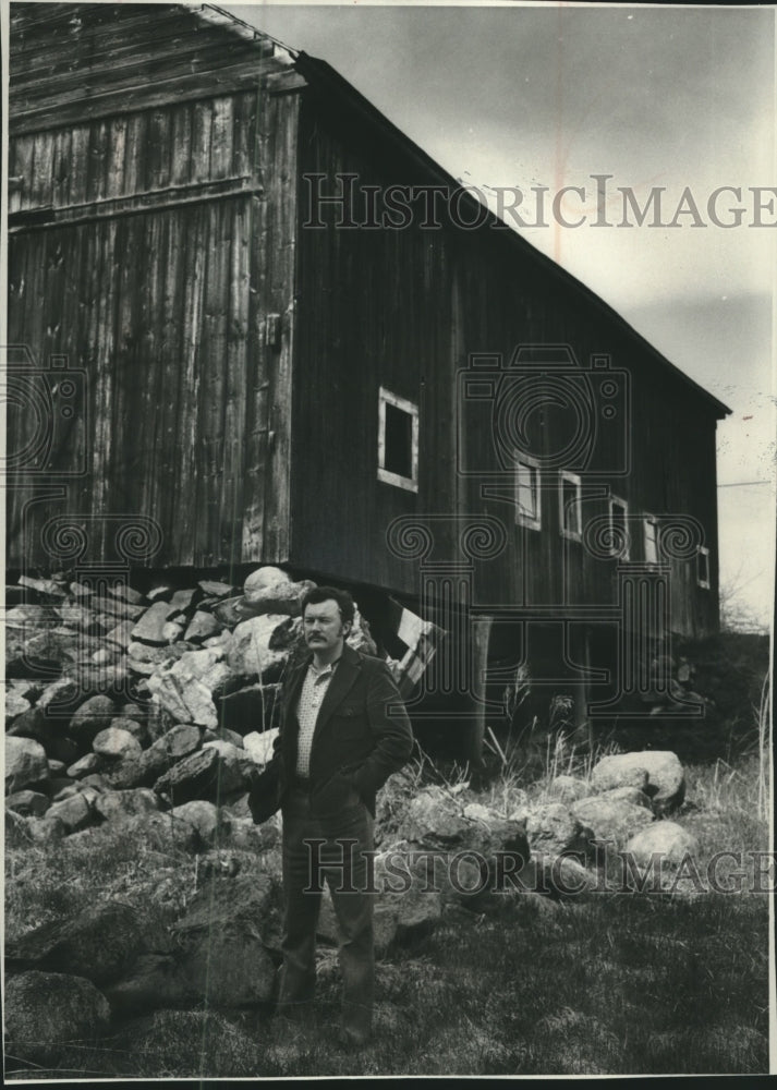 1975 Press Photo Bill Stokes at the Abbot Farm West Concord - mjb98373 - Historic Images