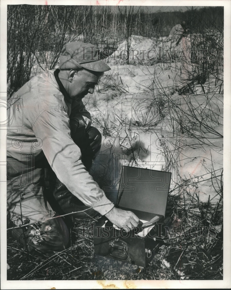 1959 Press PhotoThomas L Carpenter puts crow calling record on to attract birds - Historic Images