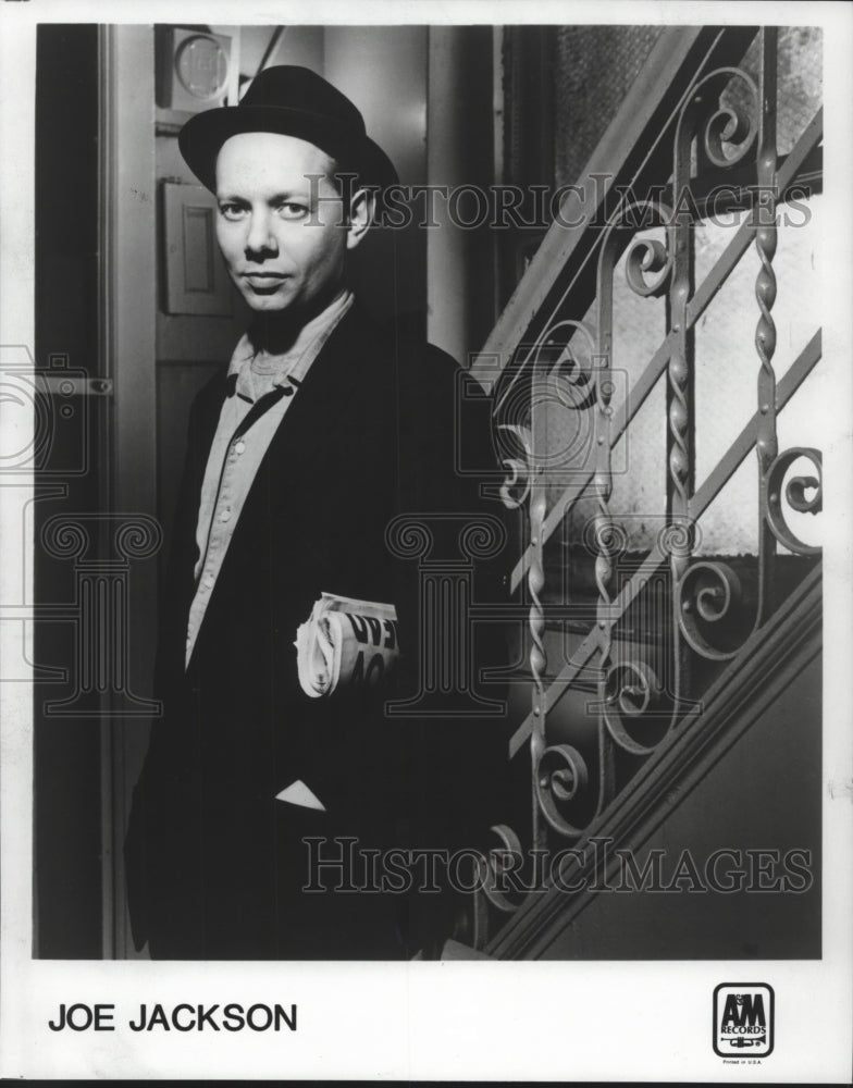 1984 Press Photo Singer Joe Jackson, looking like a Blue Note recording star - Historic Images