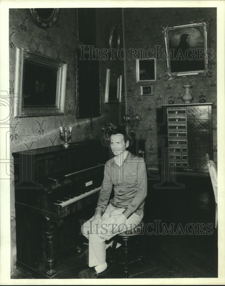 1975 Press Photo American Pianist Byron Janis seated at Chopin&#39;s piano, France - Historic Images