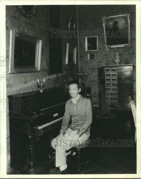 1975 Press Photo American Pianist Byron Janis seated at Chopin's piano, France - Historic Images
