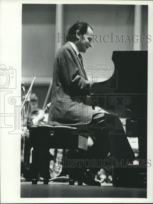 1975 Press Photo Pianist Byron Janis at Uihlein Hall - mjb98474 - Historic Images