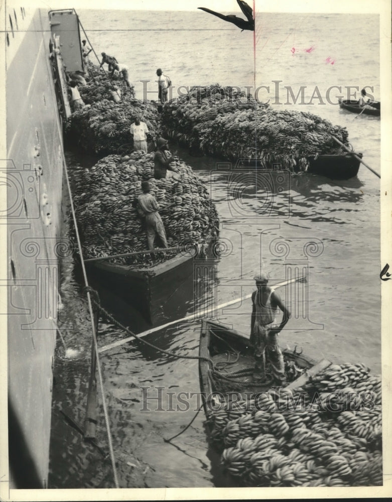 1935 Press Photo Banana workers loading boats, Montigo Bay, Jamaica - mjb98508- Historic Images