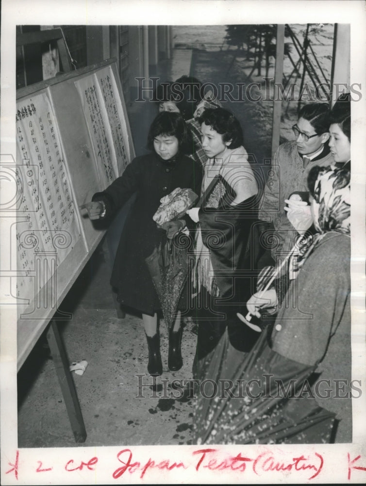 1959 Press Photo Japanese mothers and daughters check school test score list - Historic Images