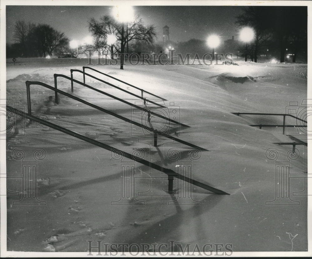 1959 Press Photo Snow drift cover steps to sunken garden-Mitchell Park Milwaukee - Historic Images