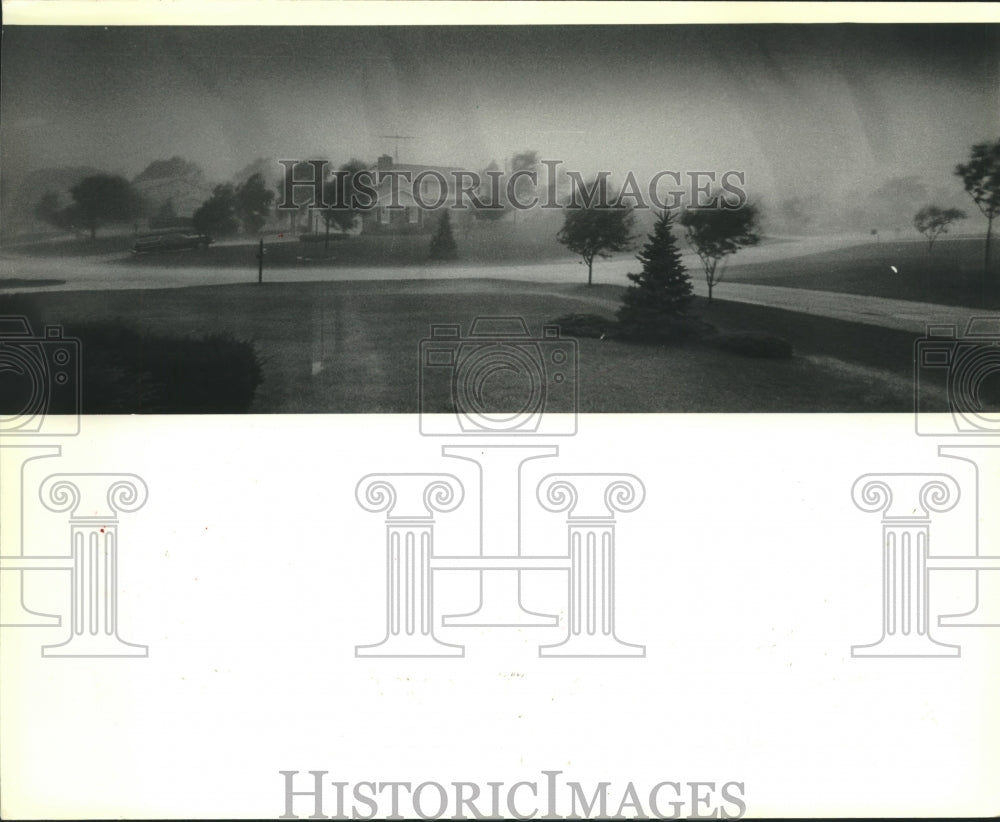 1980 Press Photo Wind driven rain near Verna Drive in Brookfield, Wisconsin. - Historic Images