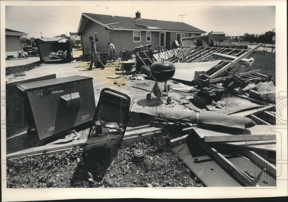 1989 Press Photo Workers clear rubble of garage destroyed by high winds. - Historic Images