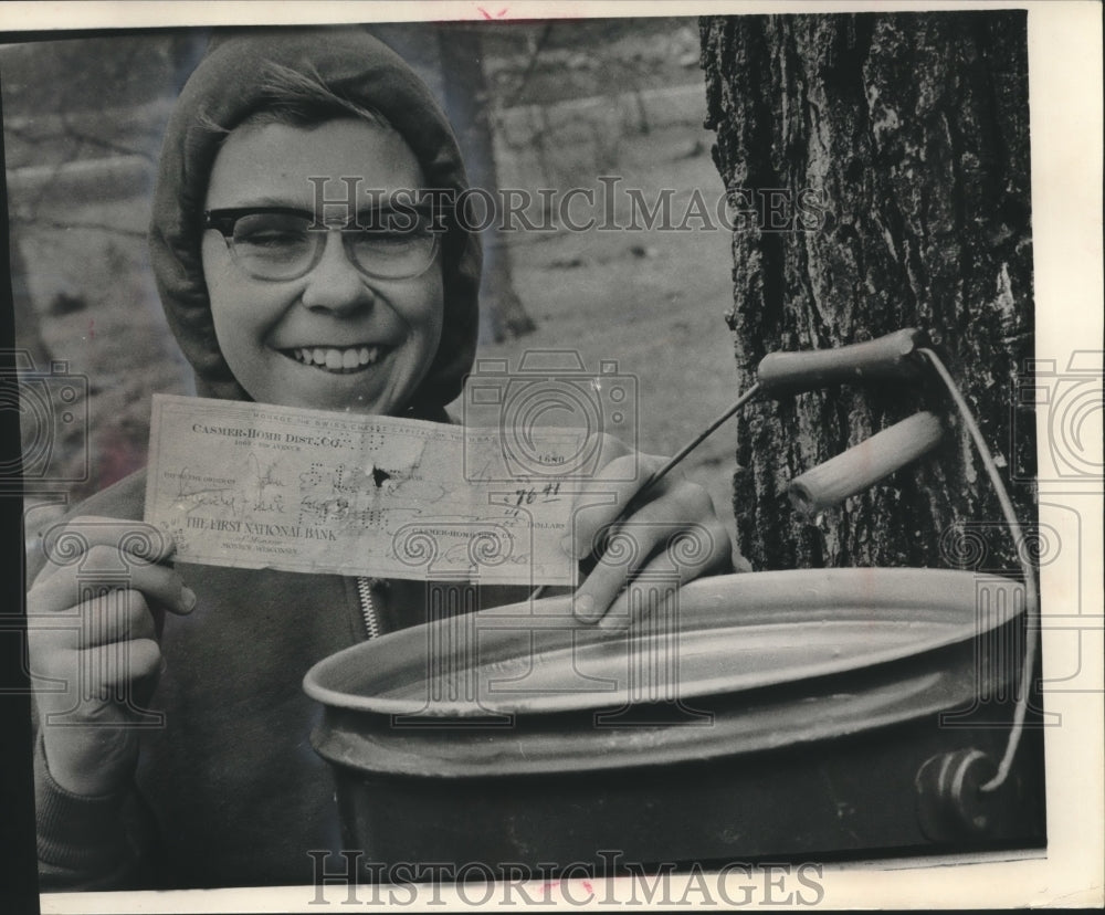 1985 Press Photo Eugene Beck displays canceled check found in tornado rubble - Historic Images