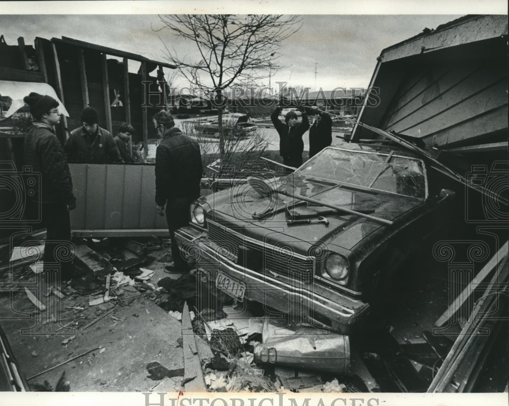 1974 Press Photo Dale Gartner and friends lift garage roof off car, Wisconsin - Historic Images