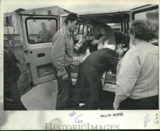 1974 Press Photo Red Cross volunteers from Milwaukee on hand to supply cleanup-Historic Images