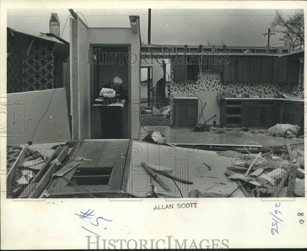 1974 Press Photo Samuel Hamann among wreckage left by a storm in Wisconsin - Historic Images