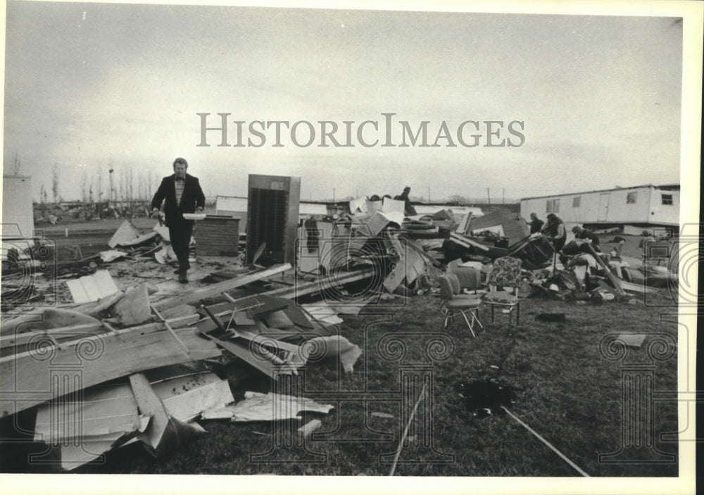 1980 Press Photo People marking appliances inside damaged trailer, Wisconsin. - Historic Images