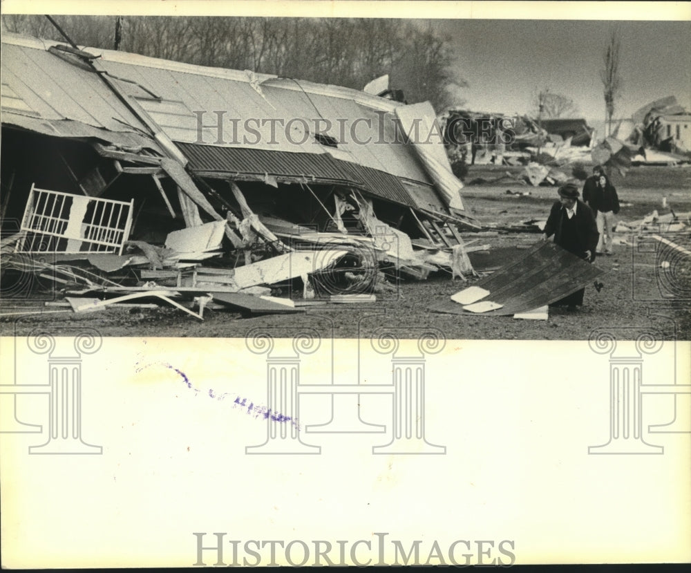 1980 Press Photo Man looks through wreck of mobile home after tornado, Wisconsin - Historic Images