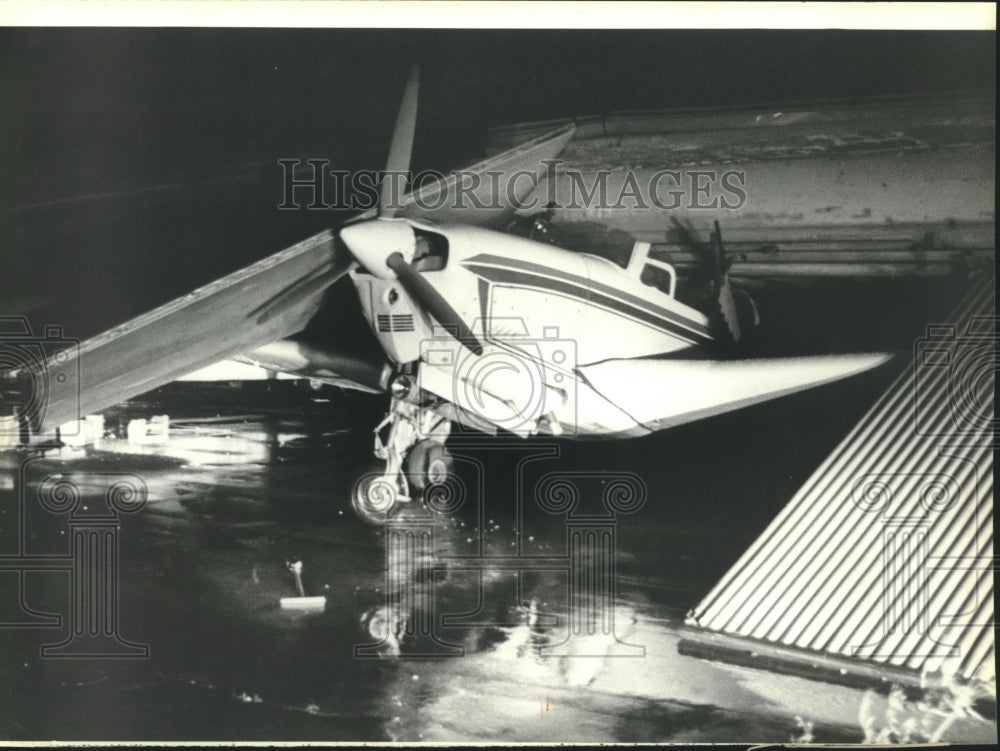 1980 Press Photo Damaged airplane from high winds at airport, Wisconsin. - Historic Images