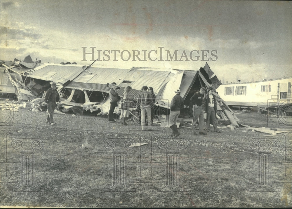 1980 Press Photo People around the Loomis home destroyed by tornado, Wisconsin. - Historic Images