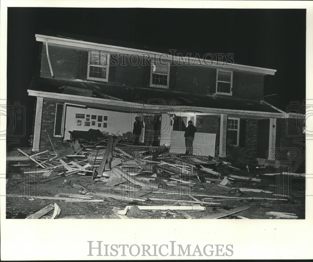 1977 Press Photo Workman fitting sheets of plywood on damaged house, Wisconsin. - Historic Images