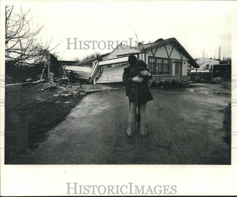 1977 Press Photo Argil white comforts daughter after tornado damage, Wisconsin. - Historic Images