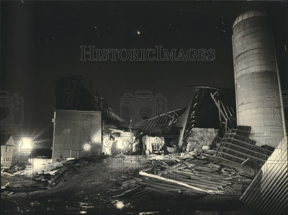 1980 Press Photo Tornado damage to barn on Robert Ihlenfeld farm, West Bend - Historic Images