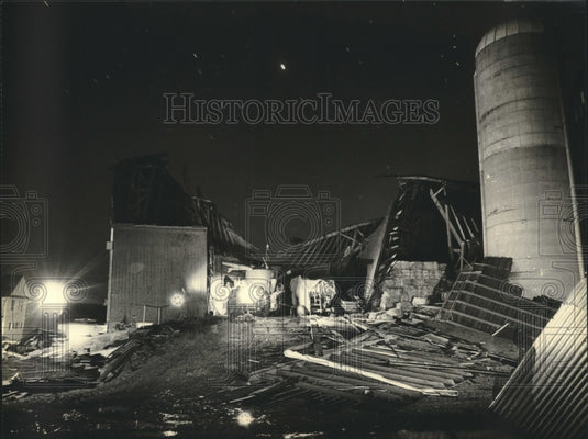 1980 Press Photo Tornado damage to barn on Robert Ihlenfeld farm, West Bend - Historic Images