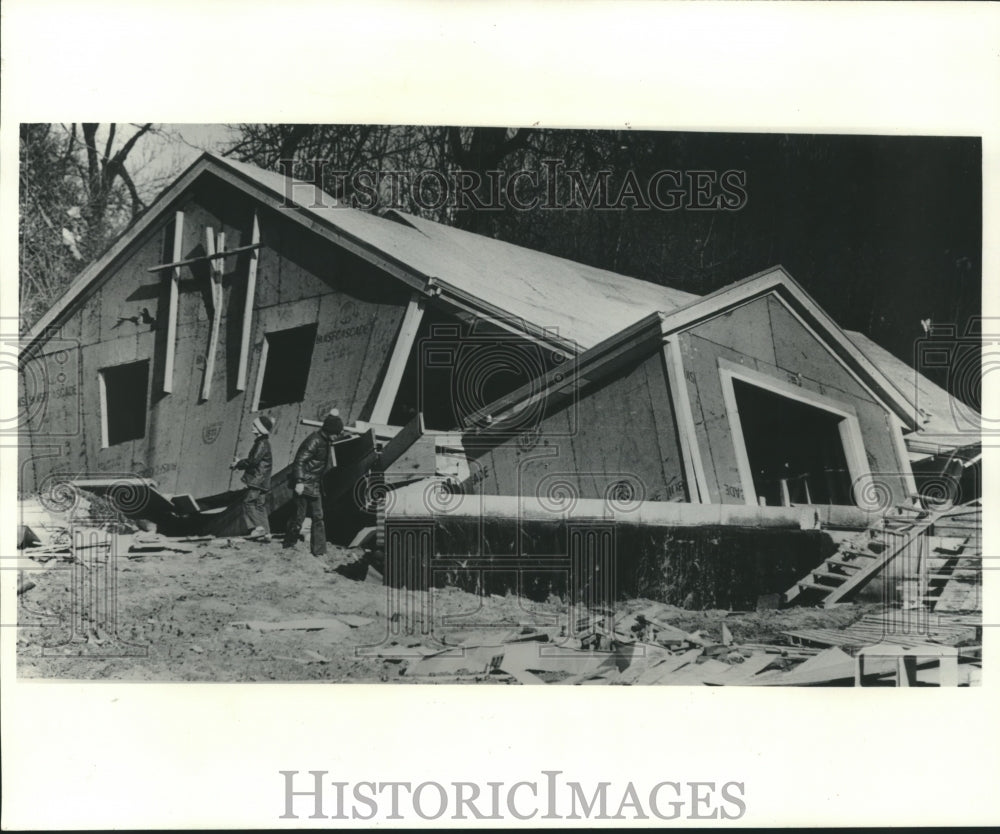 1977 Press Photo Wreckage of house by tornado in Camelot Meadows, Brookfield, WI - Historic Images