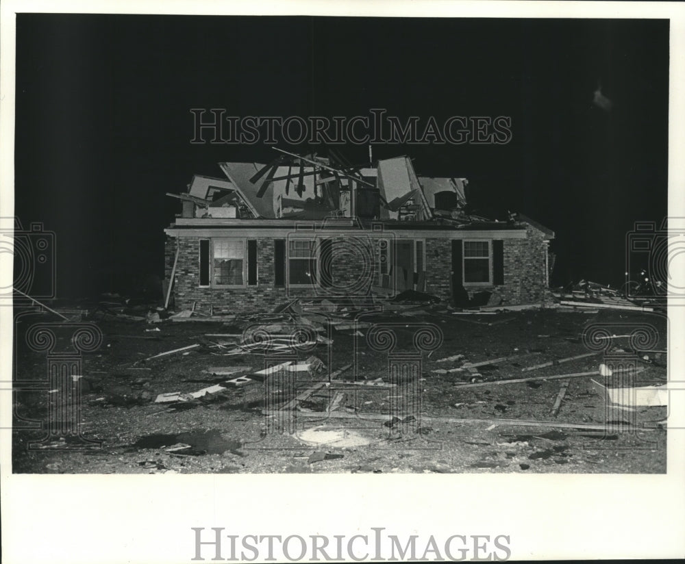 1977 Press Photo Storm ripped off roof of house, Camelot Meadows, Wisconsin - Historic Images
