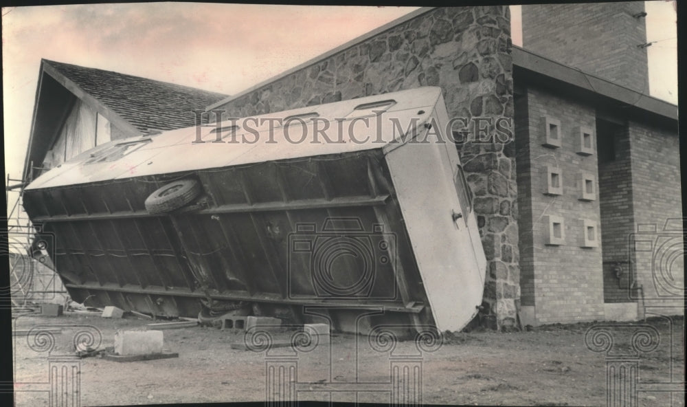 1964 Press Photo Trailer was thrown against medical clinic, Wisconsin - Historic Images