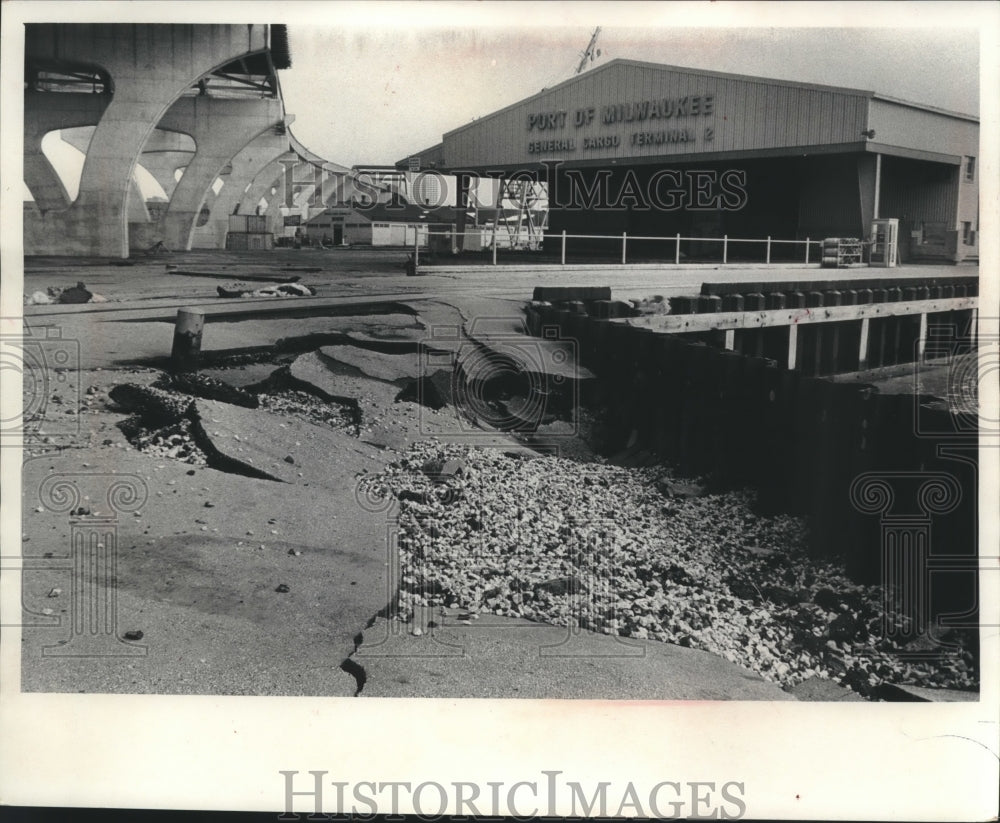 1973 Press Photo Damage from Lake Michigan waves near Terminal 2, Jones Island. - Historic Images