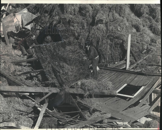 1972 Press Photo Francis Maier's neighbors helped after tornado, Wisconsin - Historic Images