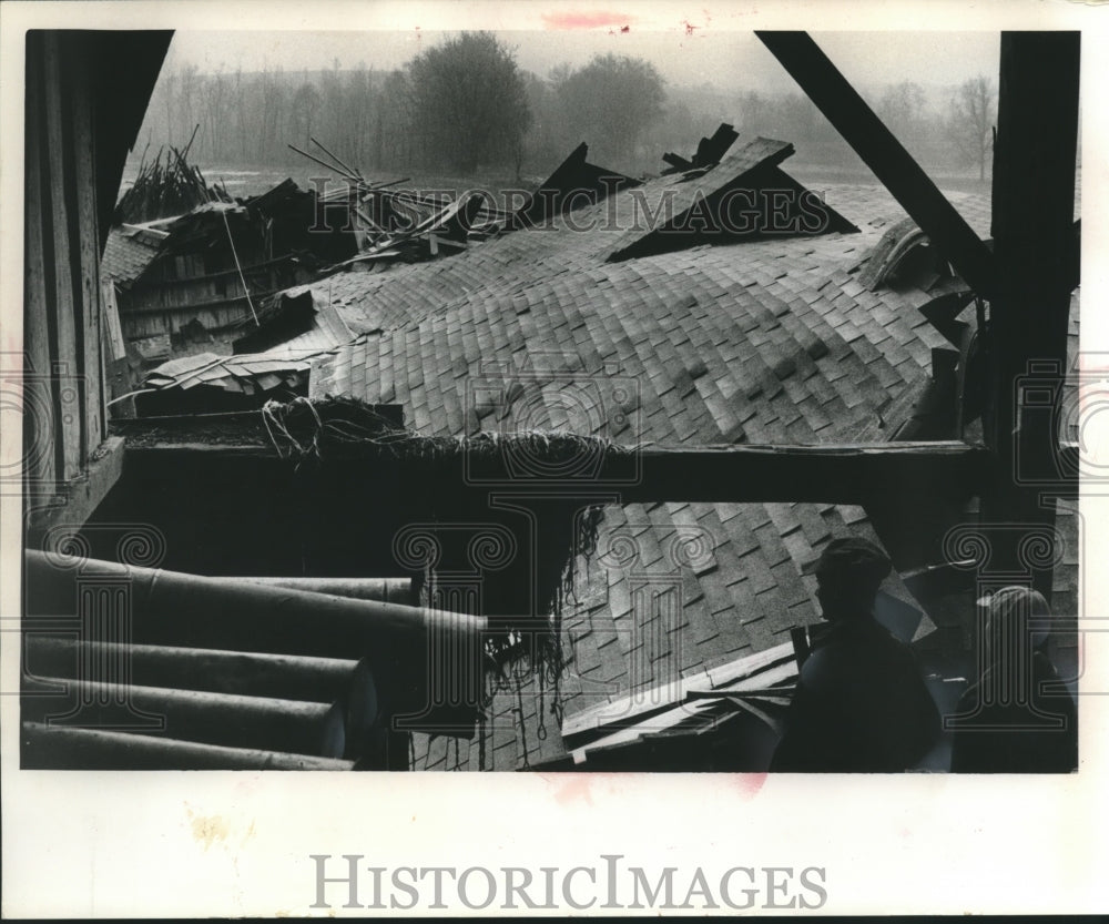 1986 Press Photo Gerhard Seefeld and His son Look at Destroyed Farm Near Theresa - Historic Images